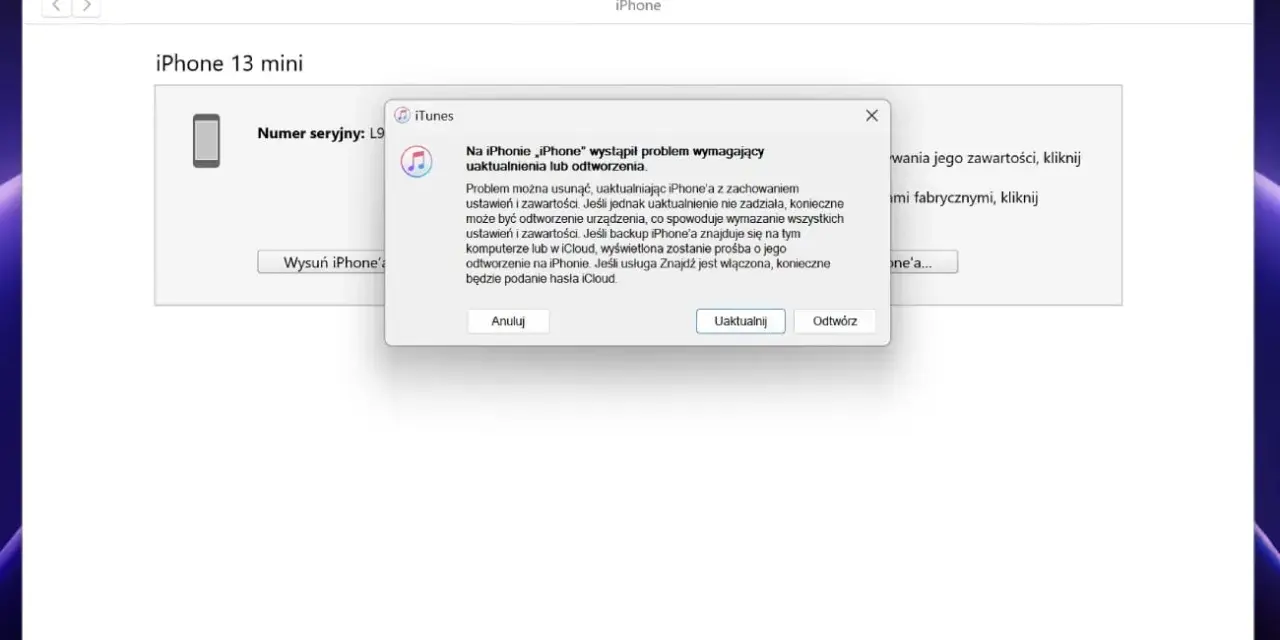 Komunikat w iTunes informuje o problemie z iPhone'em 13 mini, sugerując uaktualnienie lub odtworzenie, co może pomóc jak usunąć blokadę ekranu.