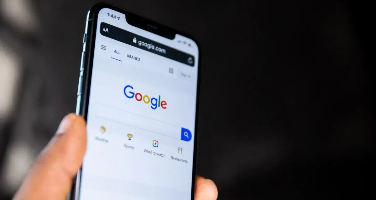 Telefon pokazuje stronę Google. Szukasz informacji, jak włączyć Google Discover?
