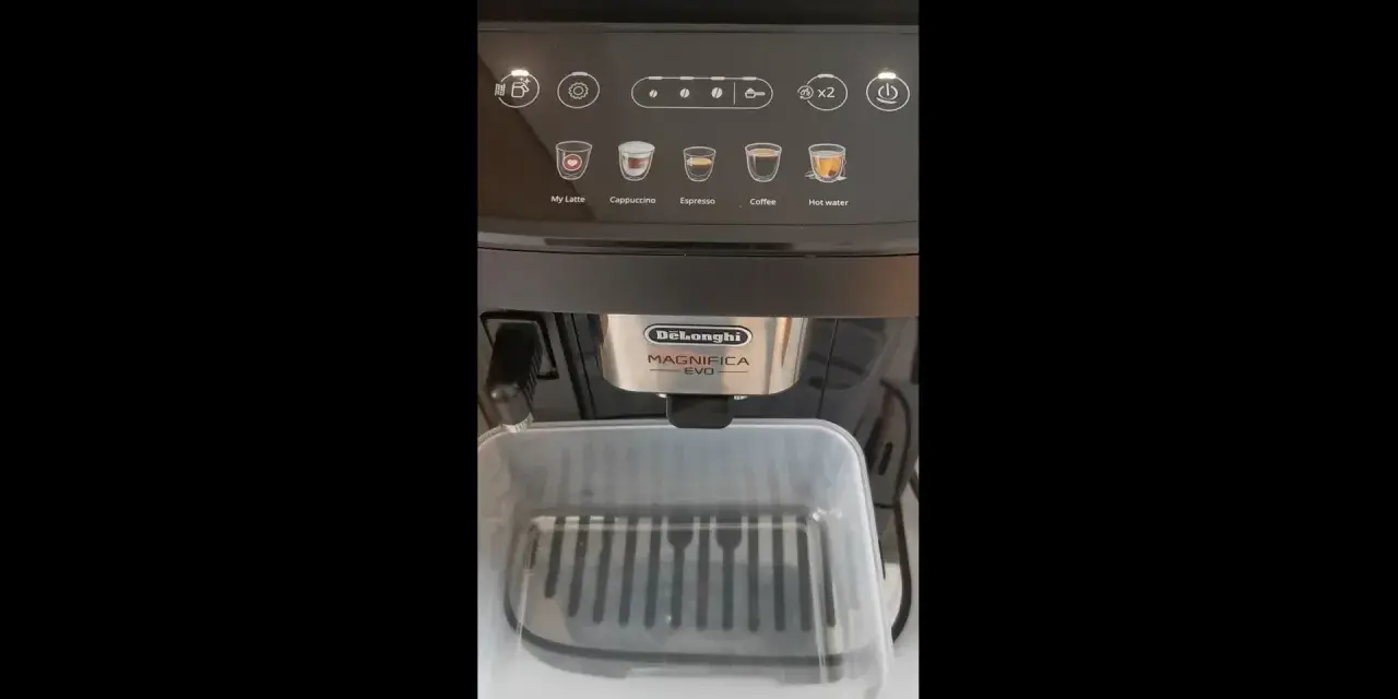 Ekspres DeLonghi Magnifica EVO gotowy do odkamieniania. Na panelu sterowania widoczne ikony napojów.