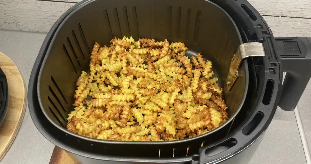 Chrupiące frytki karbowane prosto z frytkownicy beztłuszczowej. Idealne do szybkich przekąsek i jako dodatek do dań. Odkryj proste air fryer przepisy!