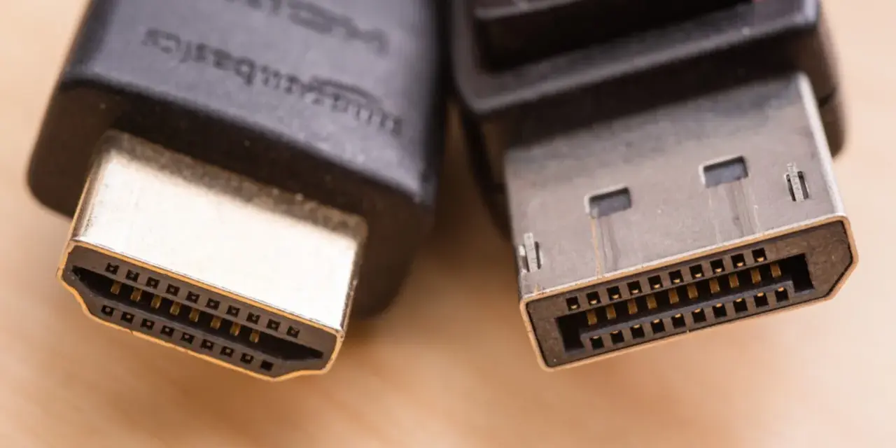Zbliżenie na wtyczki HDMI i DisplayPort, pokazujące różnice w ich budowie.