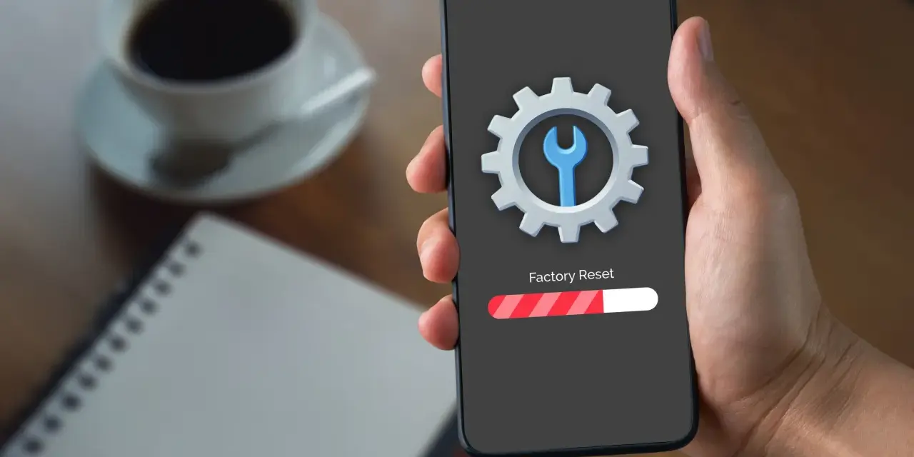 Telefon z ikoną narzędzi i paskiem postępu "Factory Reset". To może pomóc, gdy chcesz naprawić dotyk w telefonie.