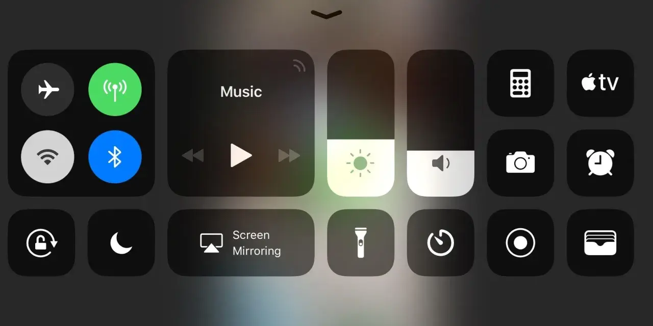 Centrum sterowania iPhone'a z opcjami Wi-Fi, Bluetooth, muzyki i Screen Mirroring. Aby włączyć AirPlay, szukaj ikony Screen Mirroring.