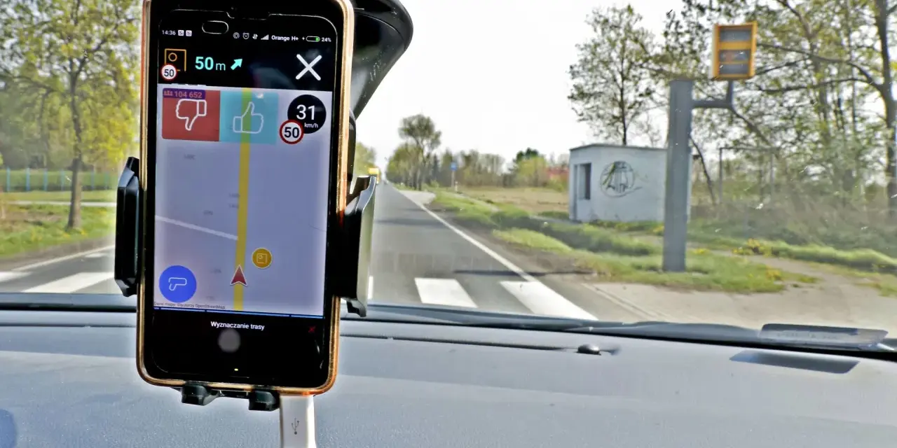 Telefon z nawigacją Yanosik pokazuje prędkość 31 km/h przy ograniczeniu do 50 km/h. Czy Yanosik działa w Niemczech? Tak, aplikacja działa i ostrzega o fotoradarach.