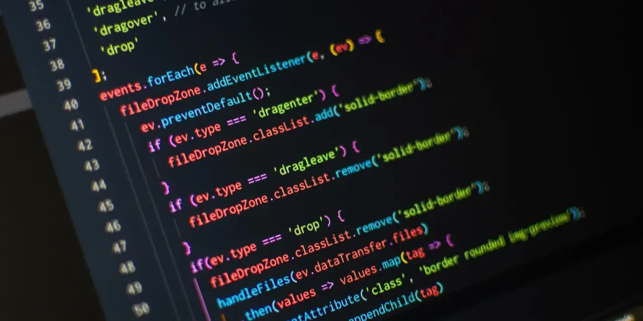 Kod JavaScript w darmowym edytorze tekstu, obsługujący zdarzenia przeciągania i upuszczania plików.