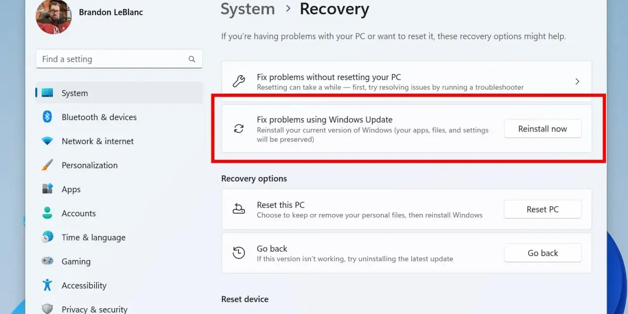Ekran odzyskiwania systemu Windows 11, opcja "Napraw problemy przy użyciu Windows Update" do reinstalacji systemu.