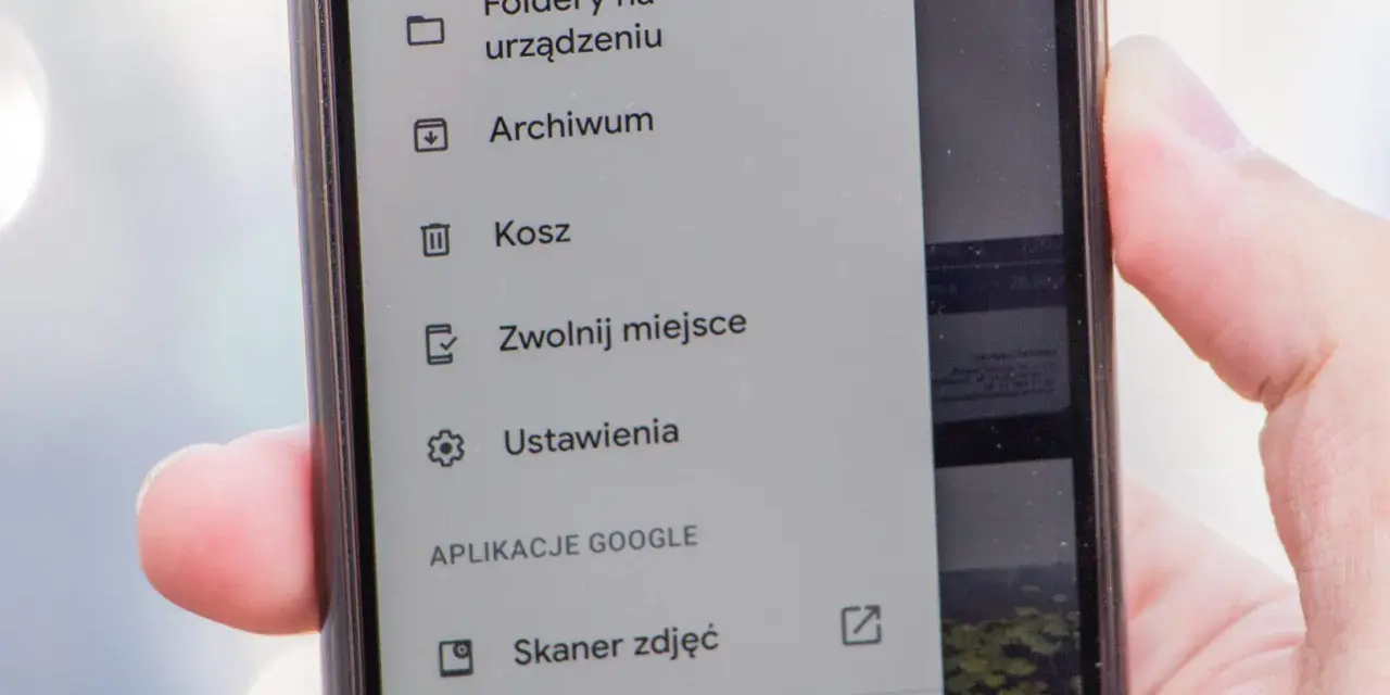 Menu aplikacji Files by Google. Widoczny jest "Kosz", gdzie trafiają usunięte pliki, oraz opcje "Foldery na urządzeniu", "Archiwum" i "Ustawienia".
