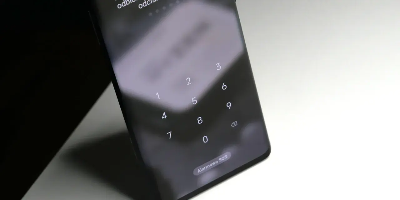 Ekran blokady telefonu z klawiaturą numeryczną i instrukcją, jak odblokować telefon przez aparat (rozpoznawanie twarzy) lub odcisk palca.