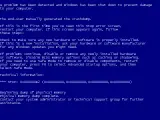 Niebieski ekran śmierci Windows, informujący o błędzie krytycznym i konieczności restartu komputera.
