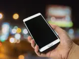 Dłoń trzyma smartfon Samsung. Zastanawiasz się, jak wyłączyć telefon Samsung bez dotyku? Oto rozwiązanie.