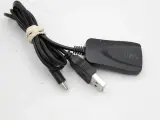 Czarny adapter Wi-Fi z kablem USB i złączem micro USB. Idealny, by dowiedzieć się, jak zrobić smart TV z tradycyjnego telewizora.
