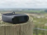 Czarny Mi Band 4 na drewnianym słupku, idealny do śledzenia aktywności. To najlepsza aplikacja do Mi Band 4 dla aktywnych osób.