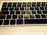 Klawiatura laptopa z widocznymi klawiszami, w tym literami "QWERTY" i "ASDFGH". Można tu znaleźć skrót klawiszowy na wyłączenie komputera.