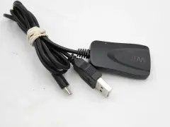 Czarny adapter Wi-Fi z kablem USB i złączem micro USB. Idealny, by dowiedzieć się, jak zrobić smart TV z tradycyjnego telewizora.