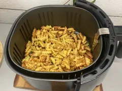 Chrupiące frytki karbowane prosto z frytkownicy beztłuszczowej. Idealne do szybkich przekąsek i jako dodatek do dań. Odkryj proste air fryer przepisy!