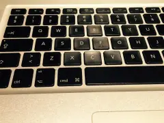 Klawiatura laptopa z widocznymi klawiszami, w tym literami "QWERTY" i "ASDFGH". Można tu znaleźć skrót klawiszowy na wyłączenie komputera.