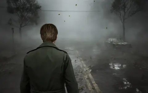Mroczna droga we mgle, bohater w zielonej kurtce, opuszczony samochód i liście. Zapowiedź Silent Hill remake.