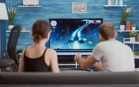 Para dowiedzieć się, ile prądu zużywa telewizor, para gra w grę kosmiczną.