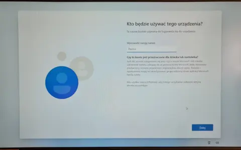 Instalacja Windows 11 bez internetu: ekran wyboru użytkownika. Wpisz nazwę, aby utworzyć konto lokalne.