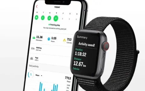 Telefon z aplikacją śledzącą aktywność i smartwatch. Krokomierz w telefonie pokazuje 7713 kroków, a zegarek podsumowuje trening: 12,67 km.