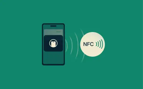 Telefon z włączonym NFC zbliża się do symbolu płatności.