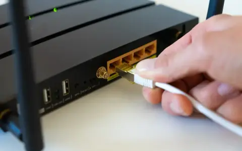 Podłączanie kabla LAN do routera to pierwszy krok, jak podłączyć internet do telewizora.