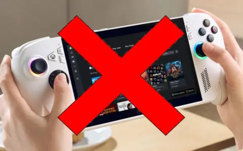 Ręce trzymają biały handheld gamingowy, podobny do Xbox Rog Ally X, z wielkim czerwonym krzyżem na ekranie.