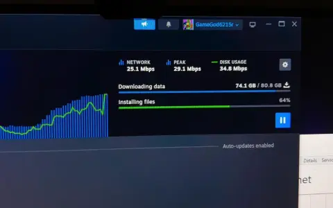 Monitor pokazuje pobieranie gry na Steam. Sieć działa z prędkością 25.1 Mbps, a dysk jest obciążony w 34.8 Mbps. Jak przyśpieszyć pobieranie na Steam?