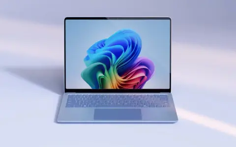 Lekki laptop z kolorową tapetą na ekranie, idealny do optymalizacji systemu za pomocą narzędzi typu windows 11 debloater.