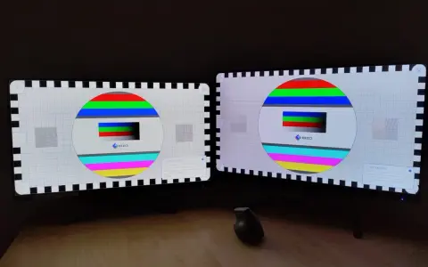 Dwa monitory z testowym wzorem kolorów. Porównanie jakości obrazu VA vs IPS.