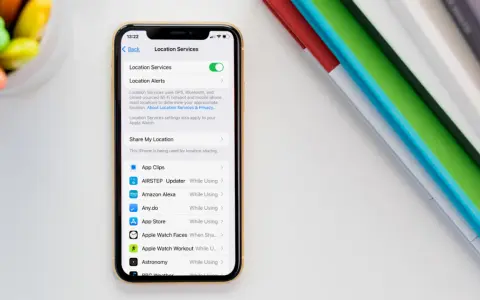 Ustawienia iPhone'a pokazują, jak wysłać lokalizację. Widoczne są opcje "Udostępnij moją lokalizację" i lista aplikacji.