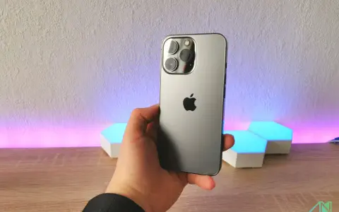Dłoń trzyma iPhone 13 Pro. Zastanawiasz się nad jego pojemnością baterii?