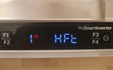 Panel zmywarki Beko: przyciski F1, F2, F3, F4, symbol "1s" i napis "HFE".