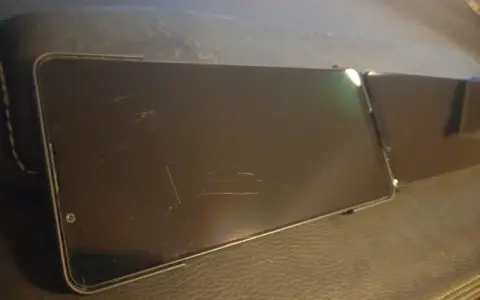 Dwa smartfony leżą obok siebie. Ekran jednego z nich, wykonany z Gorilla Glass Victus 2, nosi ślady zarysowań.