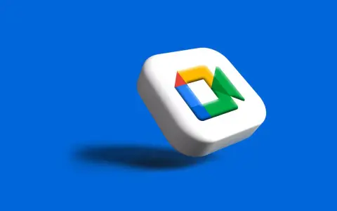 Ikona Google Meet na białym tle, symbolizująca wideokonferencje w telefonie.