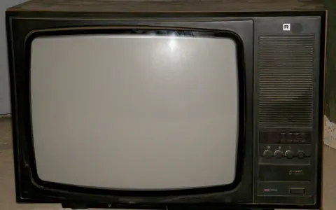 Stary polski telewizor z lat 60. z charakterystycznym logo R. Pamiętasz te polskie telewizory z lat 60.?