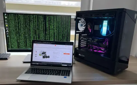 Stacja robocza z dwoma monitorami, laptopem i podświetlaną obudową PC. Dowiedz się, jak podłączyć dwa monitory do laptopa.