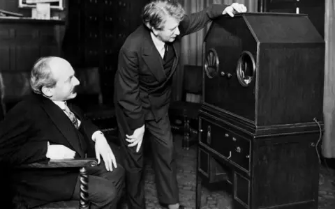 Dwóch mężczyzn przy wczesnym telewizorze. Czy to właśnie ten wynalazł telewizor?