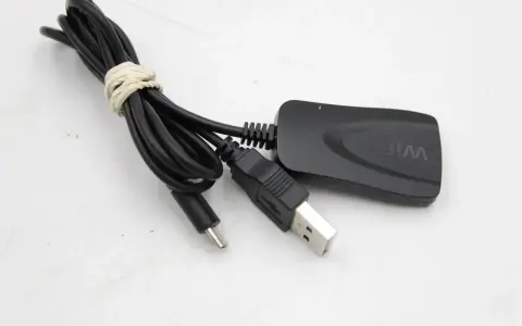 Czarny adapter Wi-Fi z kablem USB i złączem micro USB. Idealny, by dowiedzieć się, jak zrobić smart TV z tradycyjnego telewizora.