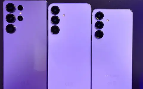 Trzy fioletowe smartfony Samsung, w tym model z czterema aparatami, zapowiadają premierę Samsung S26.