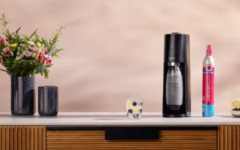 SodaStream nabój na ile starcza? Zobacz, jak łatwo przygotować orzeźwiający napój z cytryną i wiśniami.