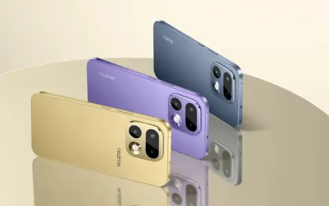 Trzy smartfony marki realme w kolorach złotym, fioletowym i niebieskim prezentują się elegancko. realme to firma znana z innowacyjnych urządzeń.