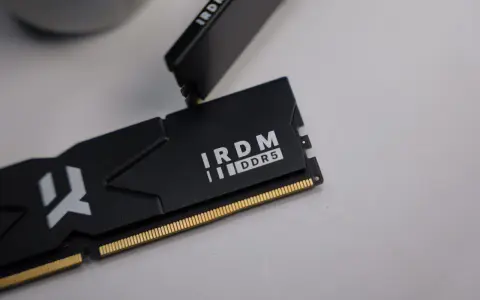Moduł pamięci IRDM DDR5, gotowy do instalacji. Porównanie DDR4 vs DDR5 w praktyce.