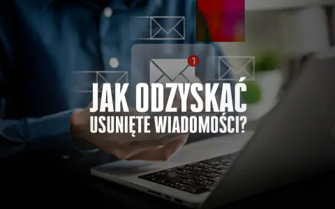 Odzyskiwanie usuniętych wiadomości SMS. Dłoń nad klawiaturą laptopa, ikony kopert.