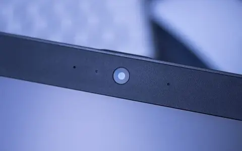 Kamera w laptopie, gotowa do działania. Dowiedz się, jak włączyć kamerę w laptopie, by zacząć rozmowy wideo.