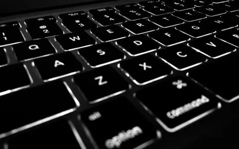 Podświetlane klawisze laptopa, w tym klawisze funkcyjne F1-F12, litery i symbole.