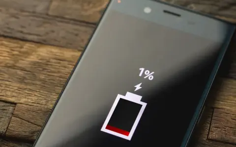 Ekran telefonu Samsung z ikoną baterii na 1%. Czas na kalibrację baterii Samsung, by odzyskać pełną moc.