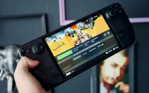 Ręka trzymająca Steam Deck 2, na ekranie gra Borderlands 2.