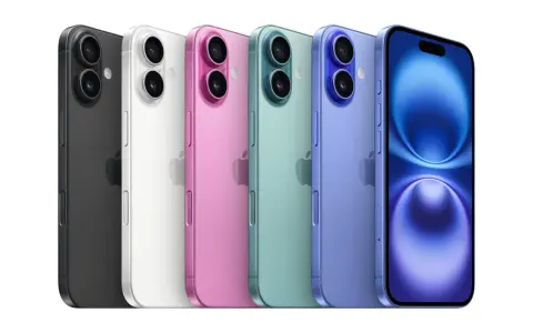 Pięć iPhone'ów 16 w kolorach: czarny, biały, różowy, zielony i fioletowy, prezentuje paletę barw.