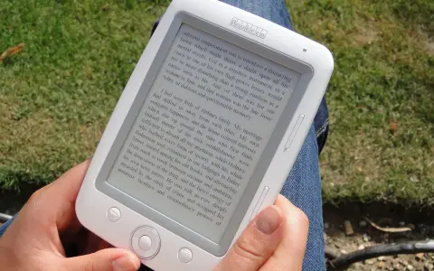 Osoba czyta książkę na czytniku Bookeen. To świetna aplikacja do czytania tekstu po polsku, która pozwala zabrać ze sobą całą bibliotekę.